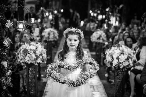 Daminha de Honra trazendo as alianças no Espaço Paradisus'