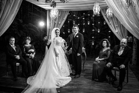 Noivos olhando no altar do Espaço Paradisus'