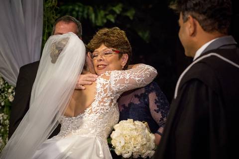 Noiva abraçando a mãe após seu casamento.'