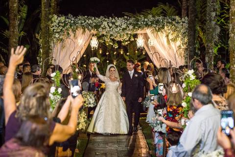 Saída dos noivos no Espaço Paradisus'