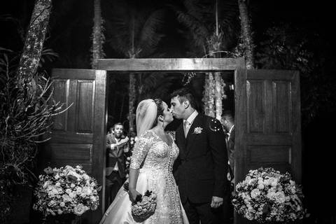 Beijo dos noivos no Espaço Paradisus'