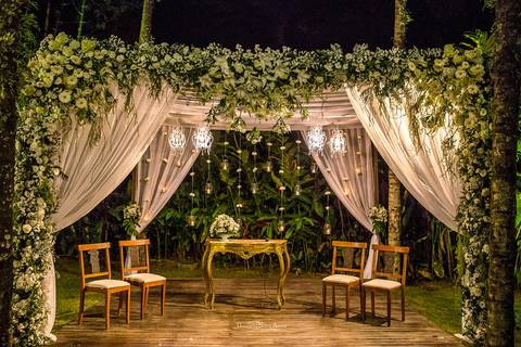 Gazebo florido para casamento ao ar livre. Espaço Paradisus.'
