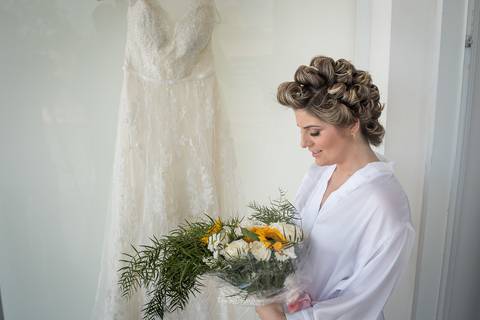 noiva se preparando buque vestido pendurado '