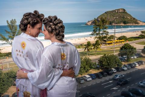 noiva e sua mãe observam a paisagem praia do recreio pedra do pontal '