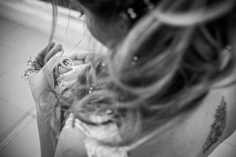 noiva observa alianças preto e branco '