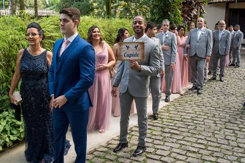 fila de padrinhos e madrinhas noivo e sua mãe '