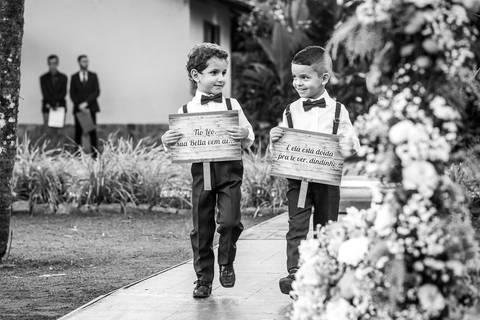 entrada dos pajens gravata borboleta suspensório placas decoração flores preto e branco '