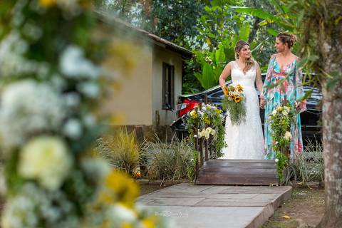 entrada da noiva com sua mãe decoração vegetal flores amarelas e brancas '