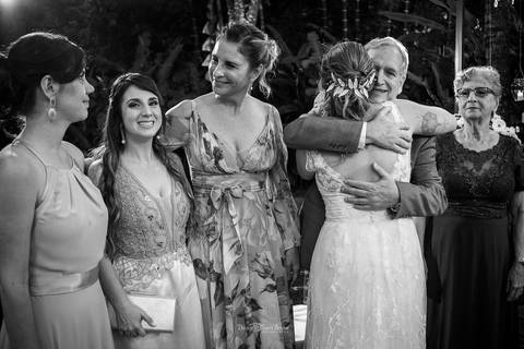 noiva abraça convidados preto e branco '