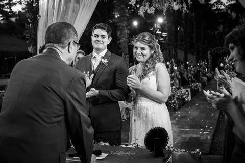 noivos no altar noiva sorri preto e branco'