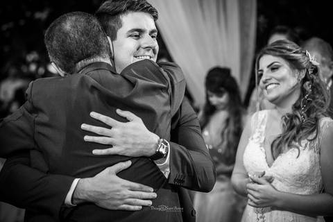 noivo abraça pastor noiva sorri preto e branco '