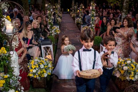 entrada dama de honra e pajens decoração flores brancas e amarelas '