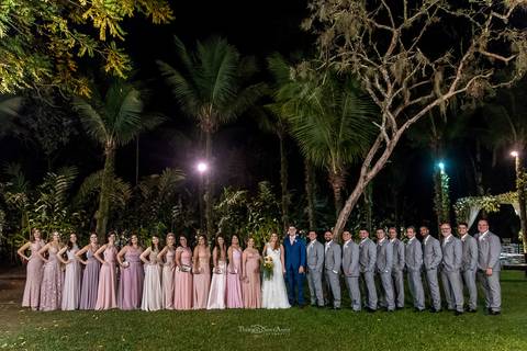 noivos com madrinhas e padrinhos em fila '