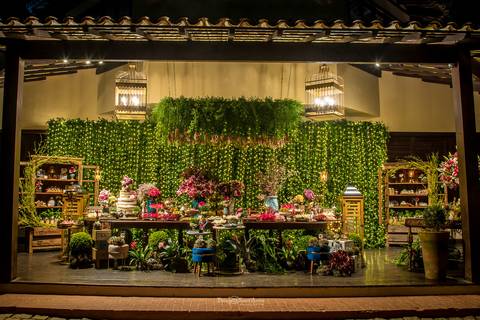 decoração vegetal mesas com flores em tons de rosa doces e bolo '