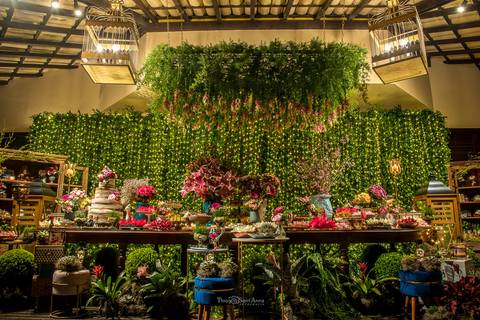 decoração vegetal mesas com flores em tons de rosa doces e bolo '