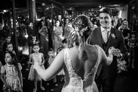 noivos dançam valsa convidados observam preto e branco'