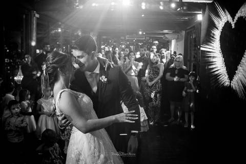 noivos dançam valsa convidados observam preto e branco'