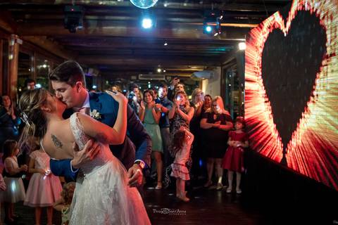 noivos dançam valsa convidados observam'