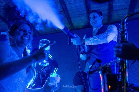 banda anima festa do casamento pista de dança luzes noivo usa aparelho de fazer fumaça'