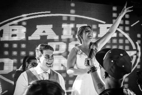 banda anima festa do casamento pista de dança noiva canta preto e branco'