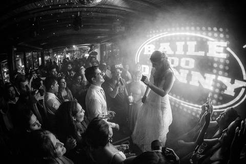 banda anima festa do casamento pista de dança luzes noiva dança no palco preto e branco'