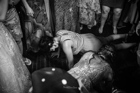 convidados se divertem na pista de dança preto e branco'