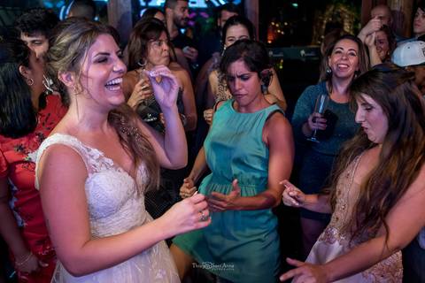 noiva se diverte com convidados na pista de dança'