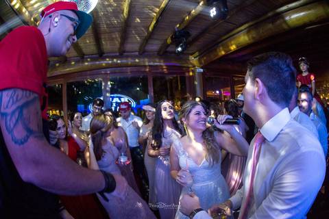 banda anima festa do casamento pista de dança luzes noiva canto no microfone '