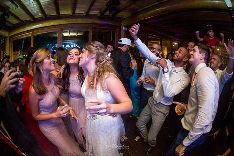 noivos e convidados se divertem na pista de dança'