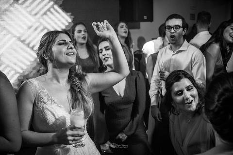 noiva canta com os convidados preto e branco'