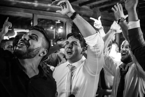 noivo canta com convidados preto e branco'