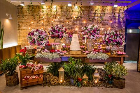 decoração flores em tons de rosa vegetação dourado bolo branco'