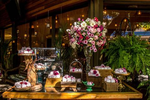decoração mesa de doces bem casados flores em tons de rosa samambaia'