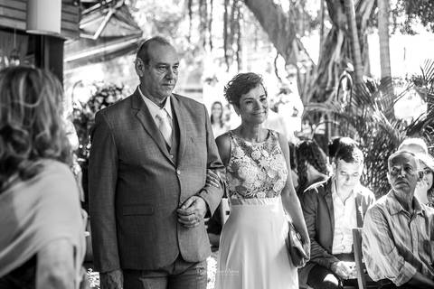 entrada dos padrinhos convidados observam preto e branco'