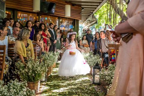 entrada dama de honra convidados observam decoração flores brancas convidados observam '