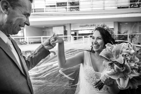 pai da noiva segura sua mão noiva sorri vestido buque'