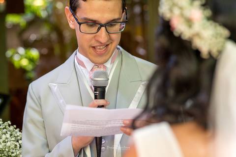 noivo lê seus votos de casamento '