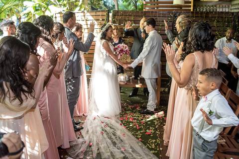 noivos recebem as bênçãos dos padrinhos vestido véu buque cor de rosa '