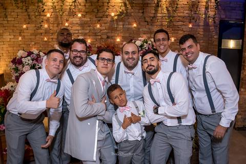 padrinhos fazem pose junto ao noivo e pajem'