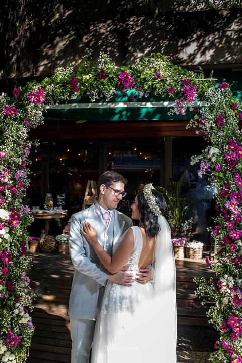 noivos se observam abraçados decoração flores em tons de rosa'