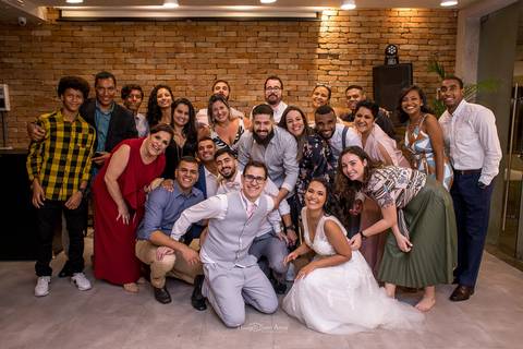 noivos fotografam com seus convidados '