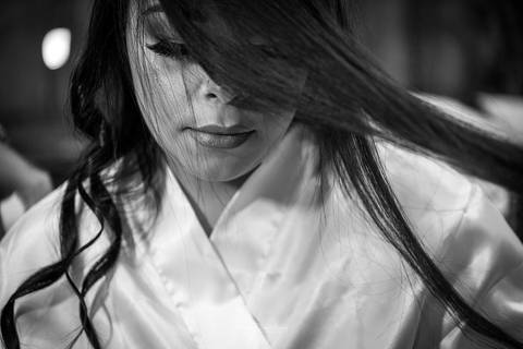 penteado da noiva sendo realizado '