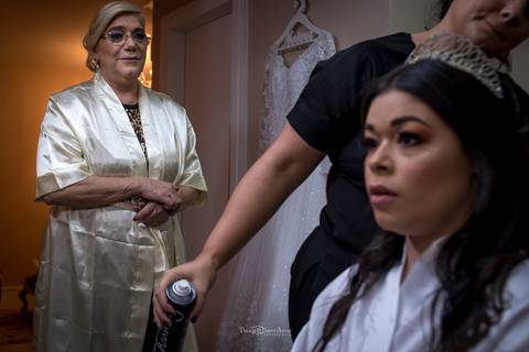 mãe da noiva cabelereira penteado vestido ao fundo'