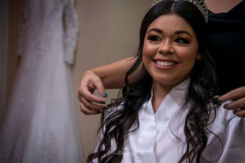 noiva sorri penteado cabelereira vestido ao fundo '