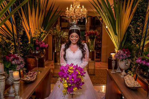 noiva buque rosa e amarelo orquídeas decoração palmeiras lustre flores  '