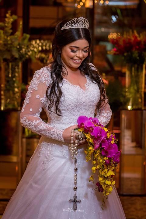 noiva vestido terço de pérolas buque rosa e amarelo orquídeas '