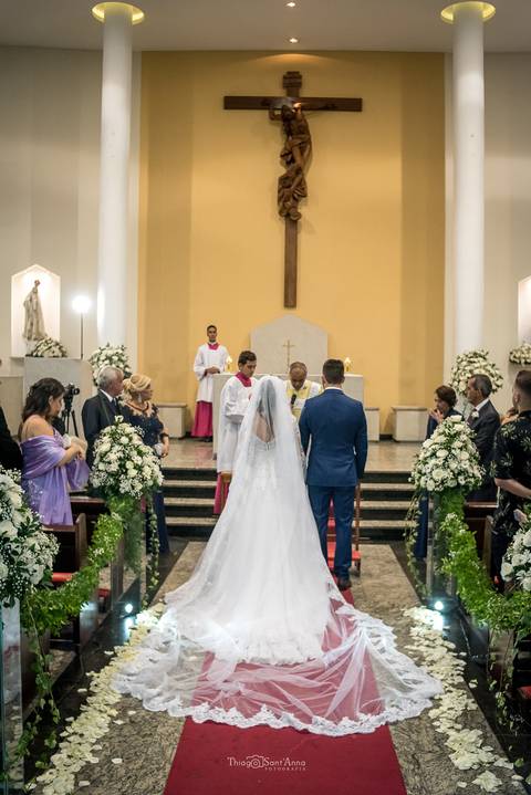 noivos no altar igreja padre decoração flores brancas '
