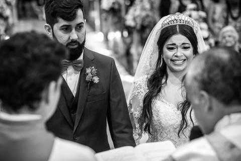 noivos no altar noiva emocionada padre preto e branco'