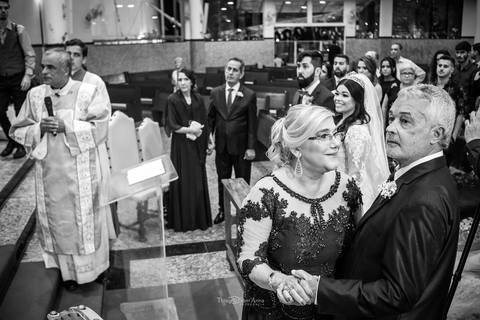 pais da noiva noivos padre convidados ao fundo preto e branco'