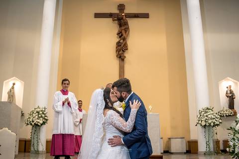 beijo dos noivos no altar '